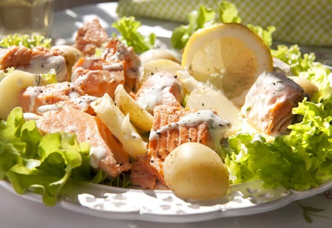 Laks- og potetsalat med sursøt rømmedressing