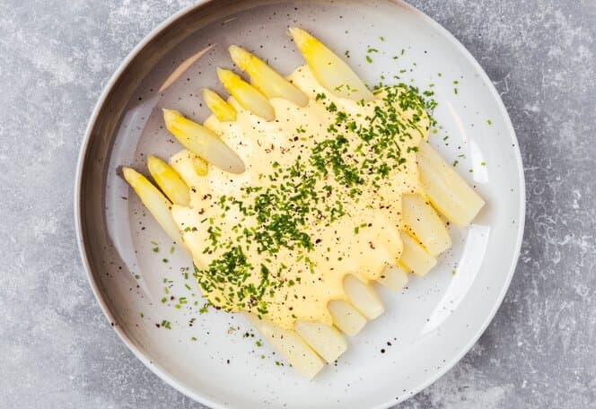 Hvit asparges med hollandaise