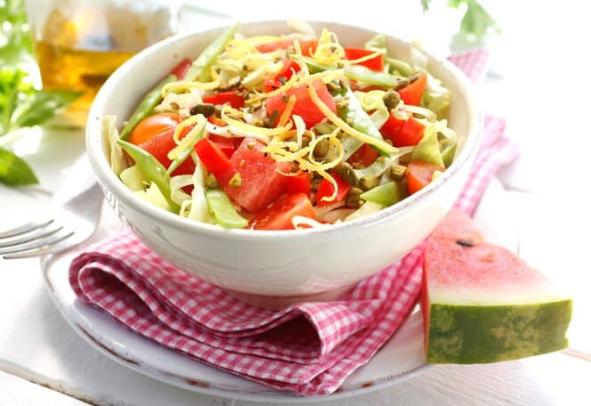 Spisskålsalat med vannmelon og pistasjenøtter