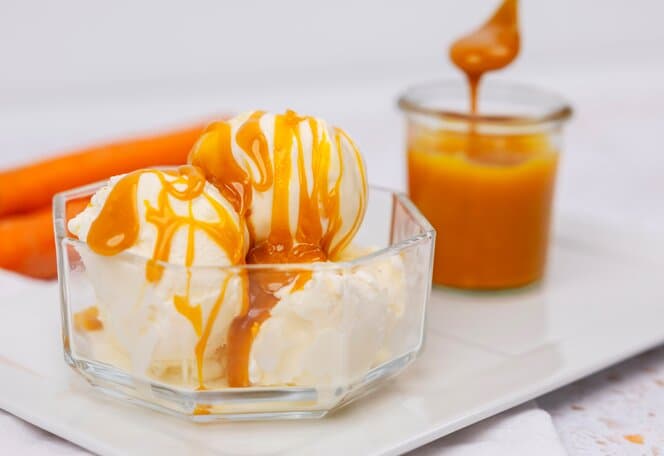 Karamellsaus laget med gulrotjuice