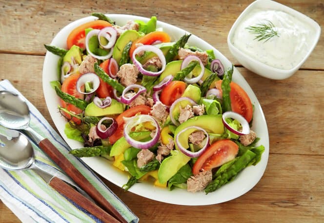 Avokadosalat med asparges og tunfisk