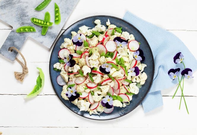 Blomkålsalat med reddiker og vårløk