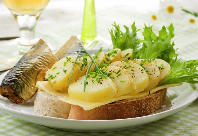Smørbrød med nypoteter og gressløk