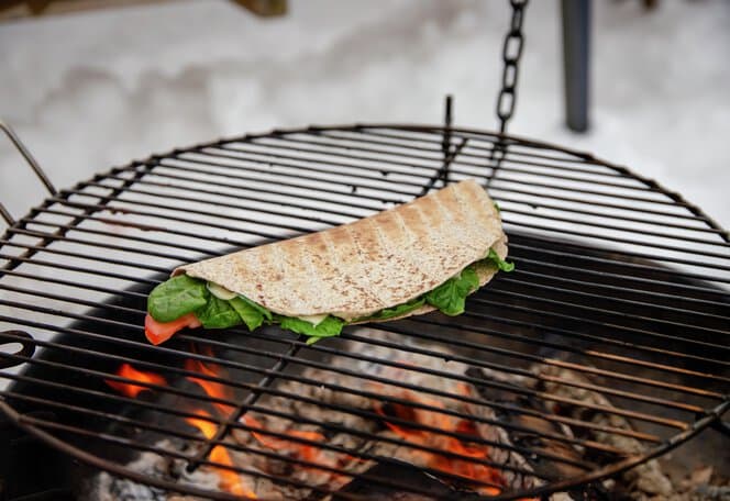 Tortilla med ost og grønnsaker på bål