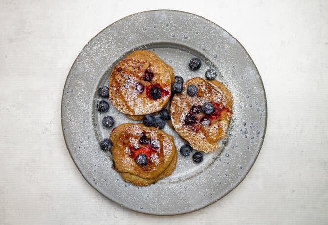 Bananpannekaker med havregryn og bær