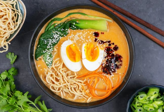 Enkel og rask ramen med peanøttsaus