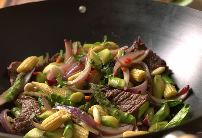 Wok med asparges og oksekjøtt