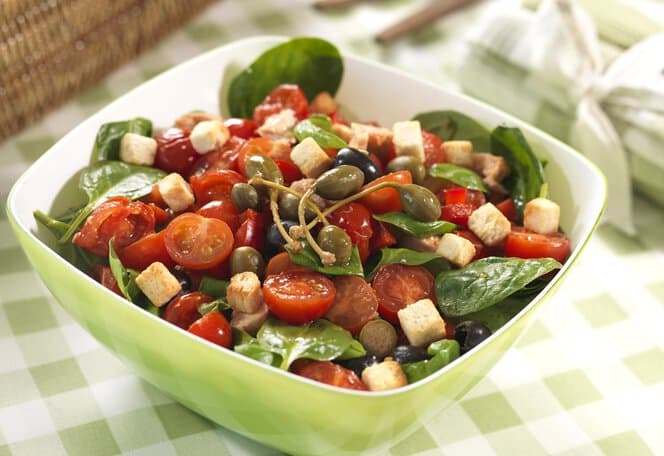 Tomatsalat med spinat og kapers
