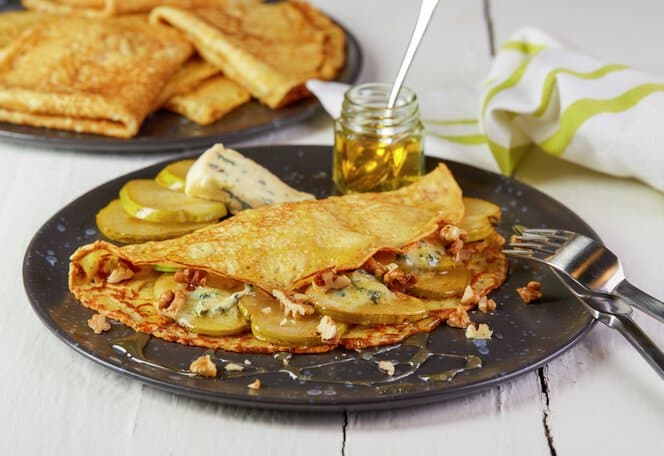 Crêpes med stekte pærer og blåskimmelost