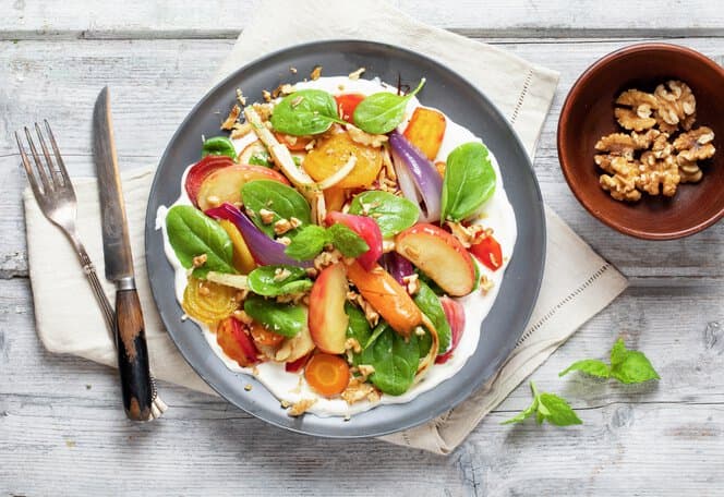 Salat med bakte rotgrønnsaker og eple