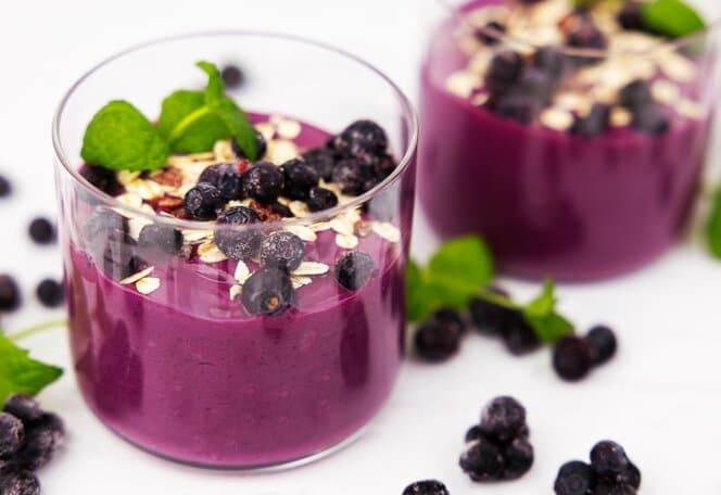 Blåbærsmoothie med peanøttsmør og chiafrø