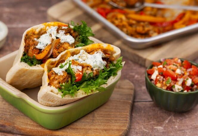 Tray bake pita med kylling og tomatsalat