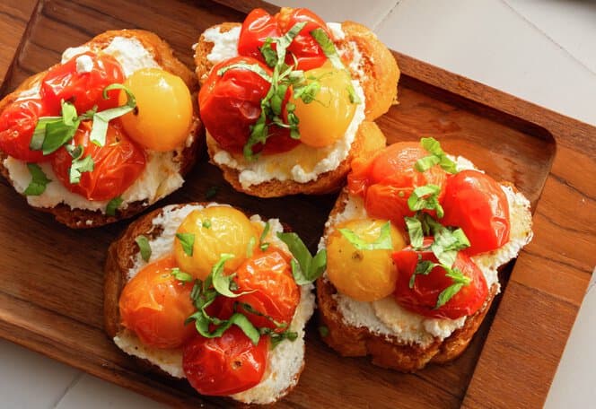 Bruschetta med ricotta og ovnsbakte cherrytomater