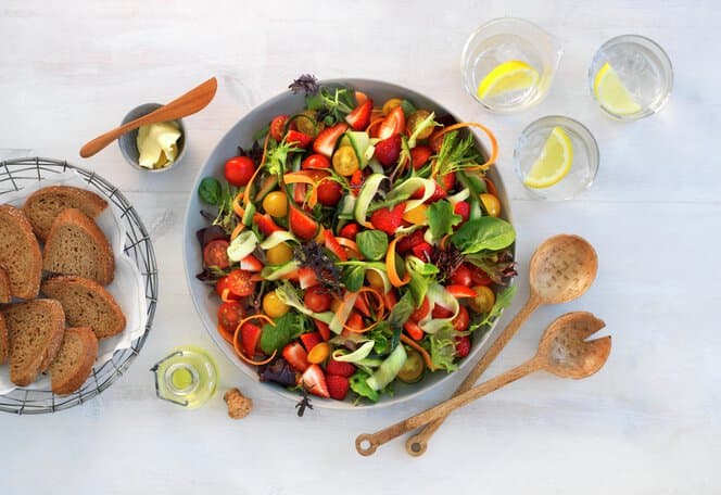 Sommersalat med jordbær og cherrytomater