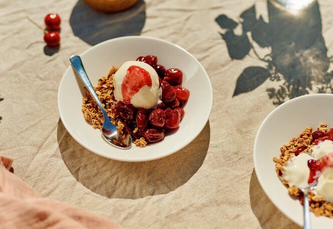 Grillede moreller med vaniljeis og granola
