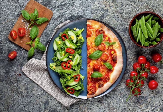 Enkel pizza med tomater og mais