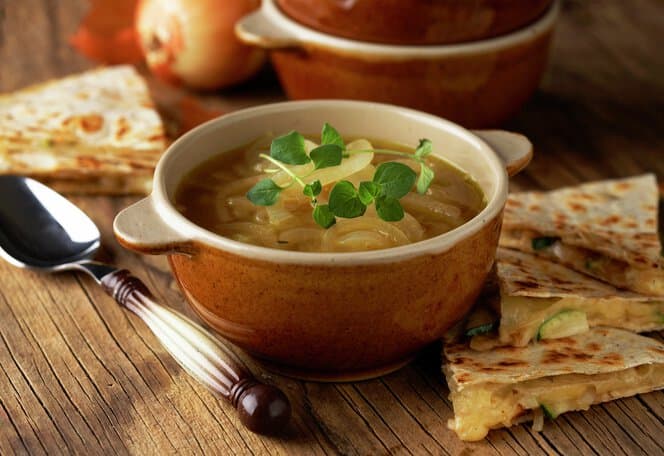 Løksuppe med varme quesadillas