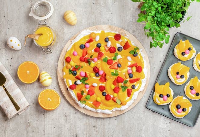 Påskepavlova med appelsincurd og frukt og bær