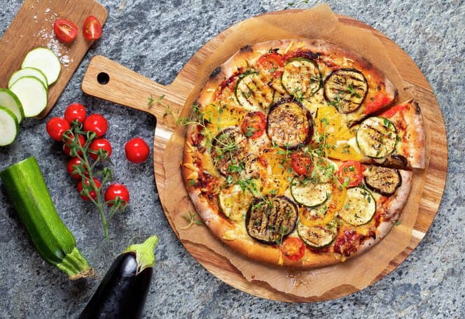 Pizza med grillet squash og aubergine