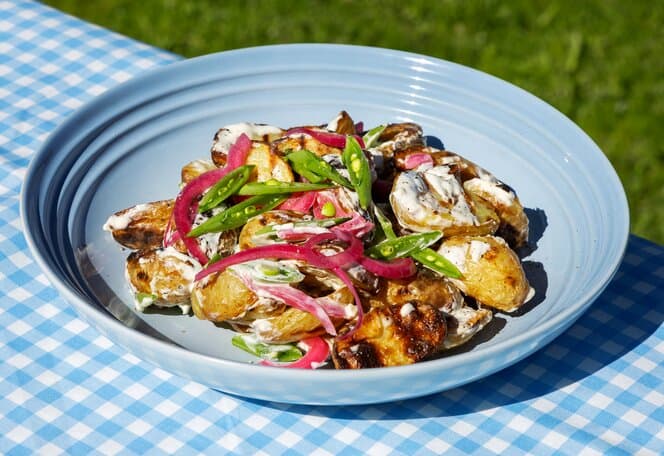 Grillet potetsalat med syltet rødløk og sukkererter
