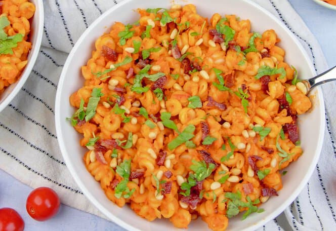 Kremet pasta med bacon og grønnsaker