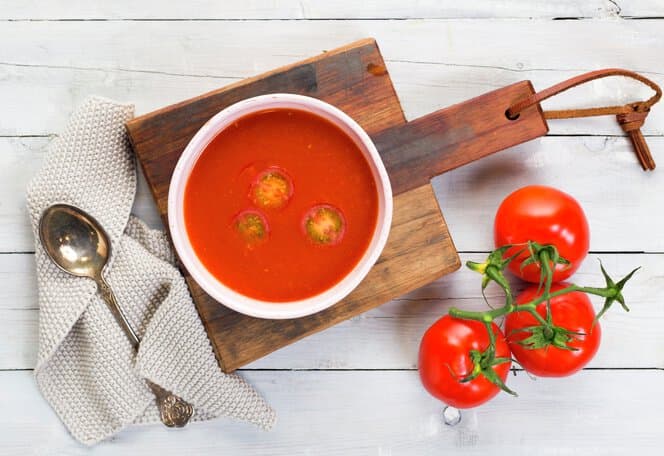 Hjemmelaget tomatsuppe med hvitløk