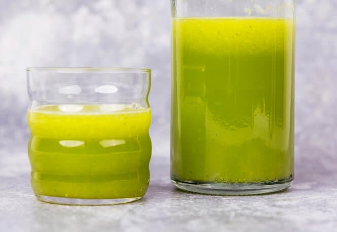 Juice med ananas, agurk og sitron