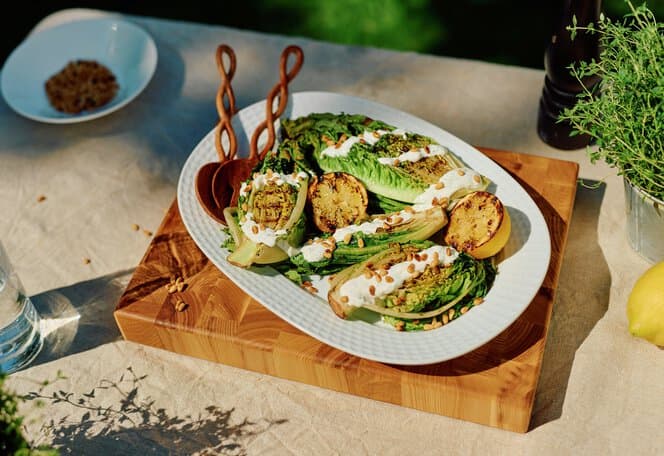 Grillet hjertesalat og sitron med yoghurtdressing