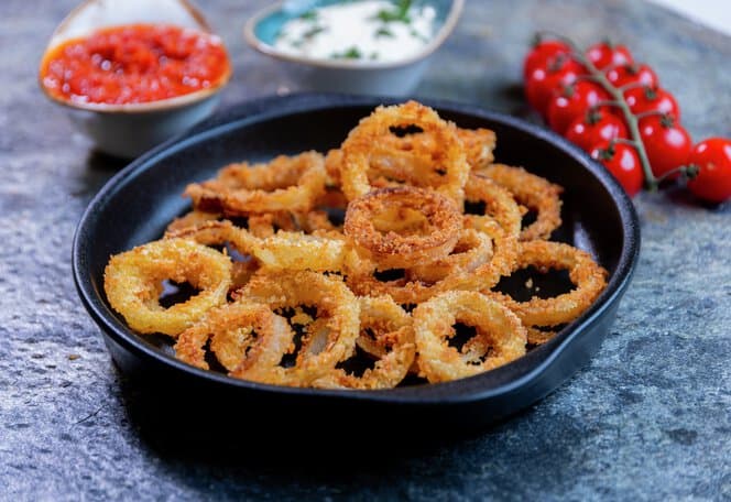 Løkringer med salsa