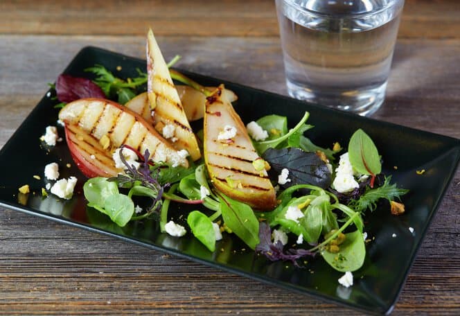 Salat med lune, stekte pærer
