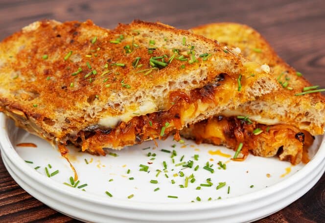Grilled cheese med karamellisert kål