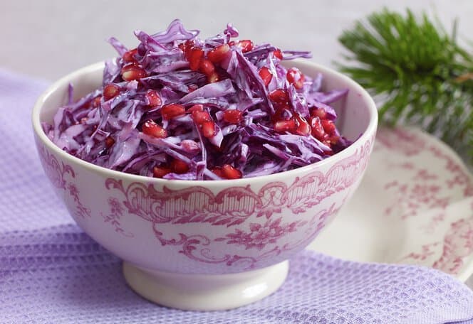 Kremet rødkålsalat med granateple