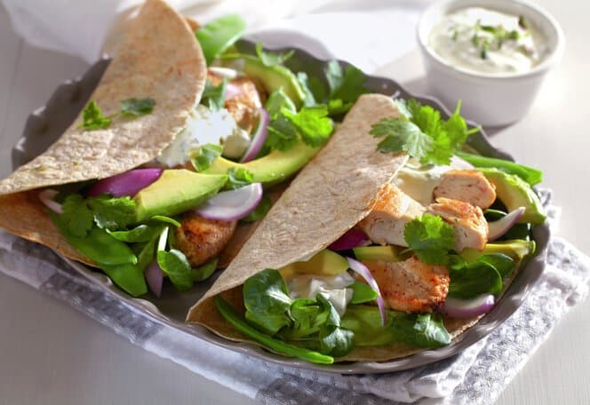 Wrap med avokado, basilikum og kylling