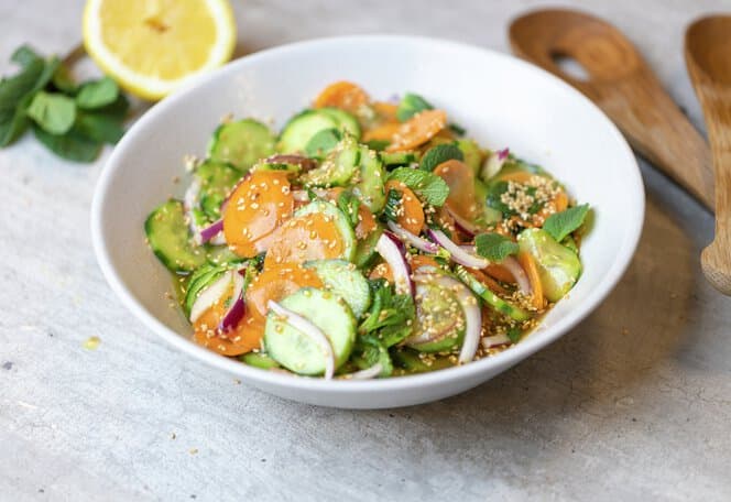 Agurksalat med rødløk og gulrot