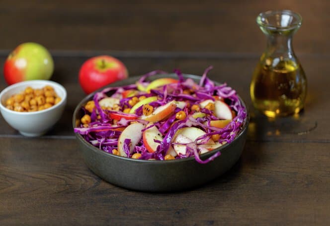 Rødkålsalat med ristede kikerter og hvitløksdressing