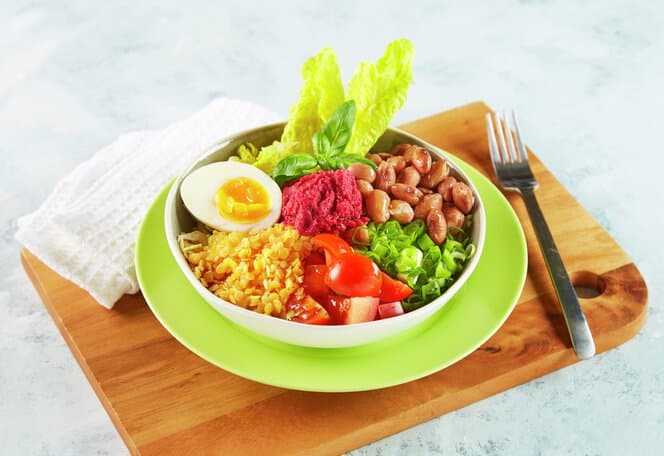 Bønnebolle med betehummus
