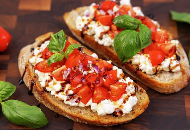 Toast med cottage cheese og tomat