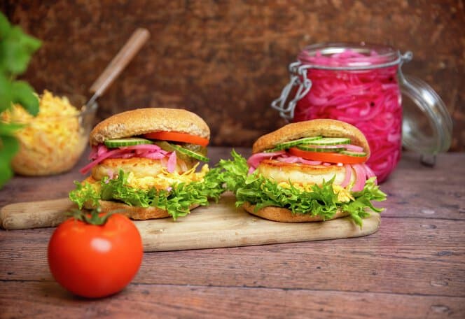 Fiskekakeburger med coleslaw