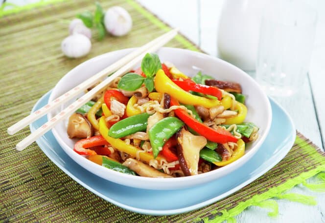 Wok med sprø grønnsaker og shiitakesopp