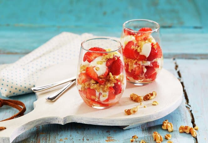 Jordbær med gresk yoghurt og valnøtter