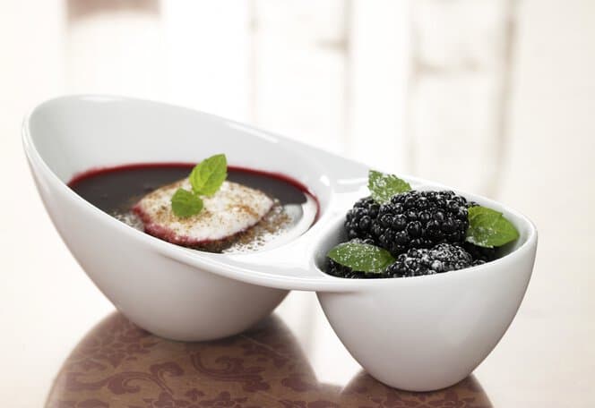 Varm bjørnebærsuppe med snøegg