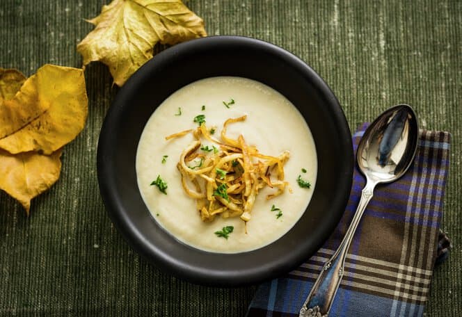Kremet sellerirotsuppe med sprøstekte sellerirotstrimler