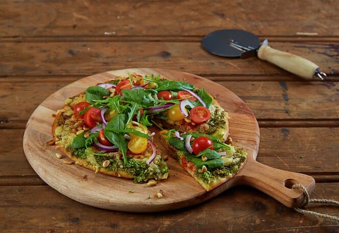 Pizza med pesto og salat