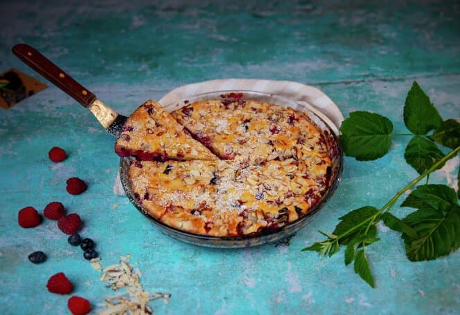 Clafoutis med bringebær og blåbær
