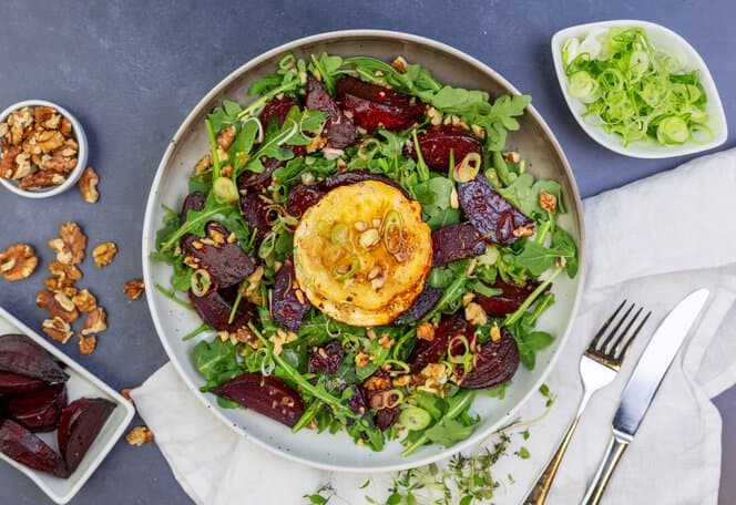 Lun chevresalat med ovnsbakte rødbeter