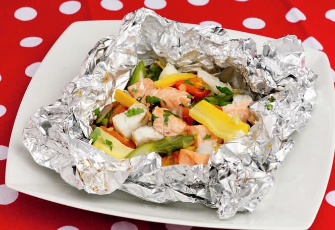 Grønnsaker og fisk i folie