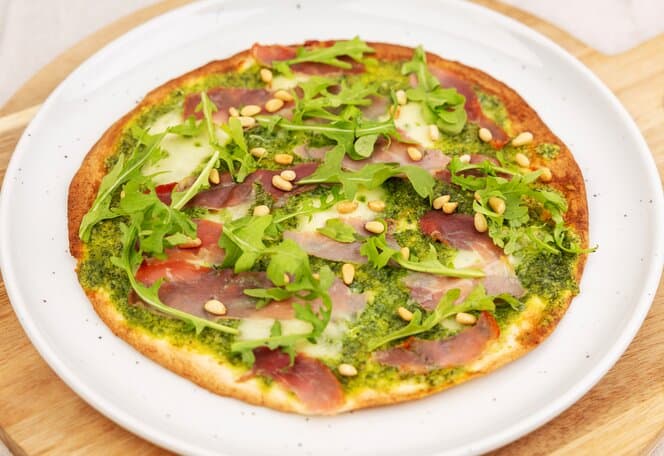 Tortillapizza med skinke, mozzarella og pesto