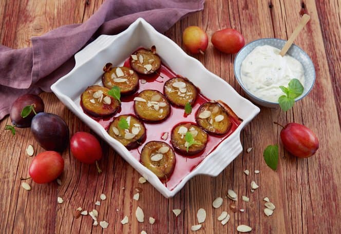 Bakte plommer med mynteyoghurt