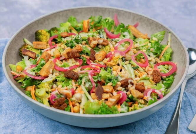 Brokkolisalat med sprø kikerter