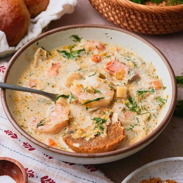 Kremet fiskesuppe med reker og grønnsaker